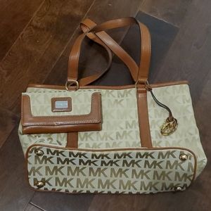 LIKE NEW/PERFECT CONDITION Michael Kors Purse